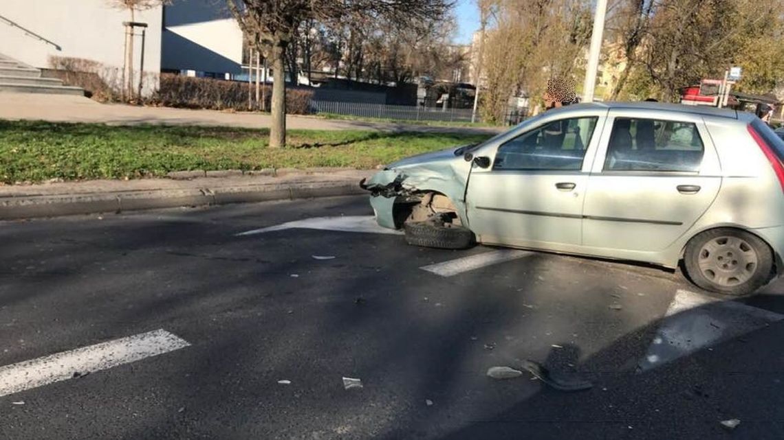 Zderzenie aut na ul. Wodopojnej. Jeden pas zablokowany