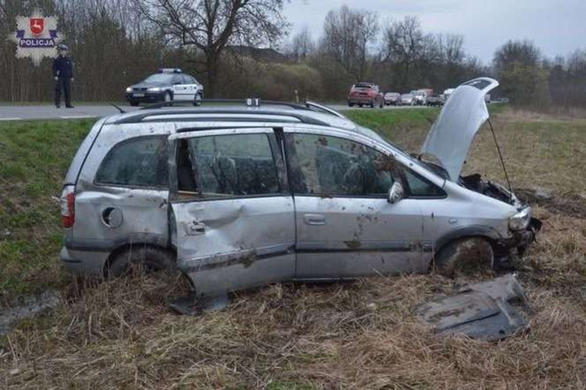 Zderzenie autobusu i dwóch osobówek. Cztery osoby w szpitalu