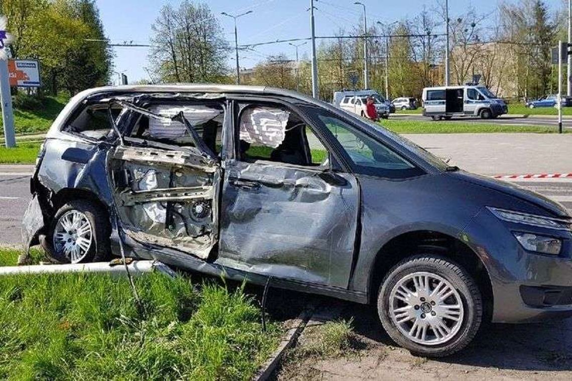 Zderzenie autobusu z samochodem na ważnym skrzyżowaniu. Sześć osób rannych 