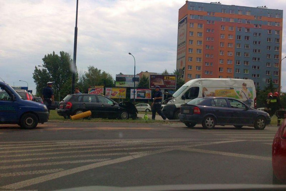 Zderzenie busa i osobówki na rondzie przy Makro Zderzenie busa i osobówki na rondzie przy Makro