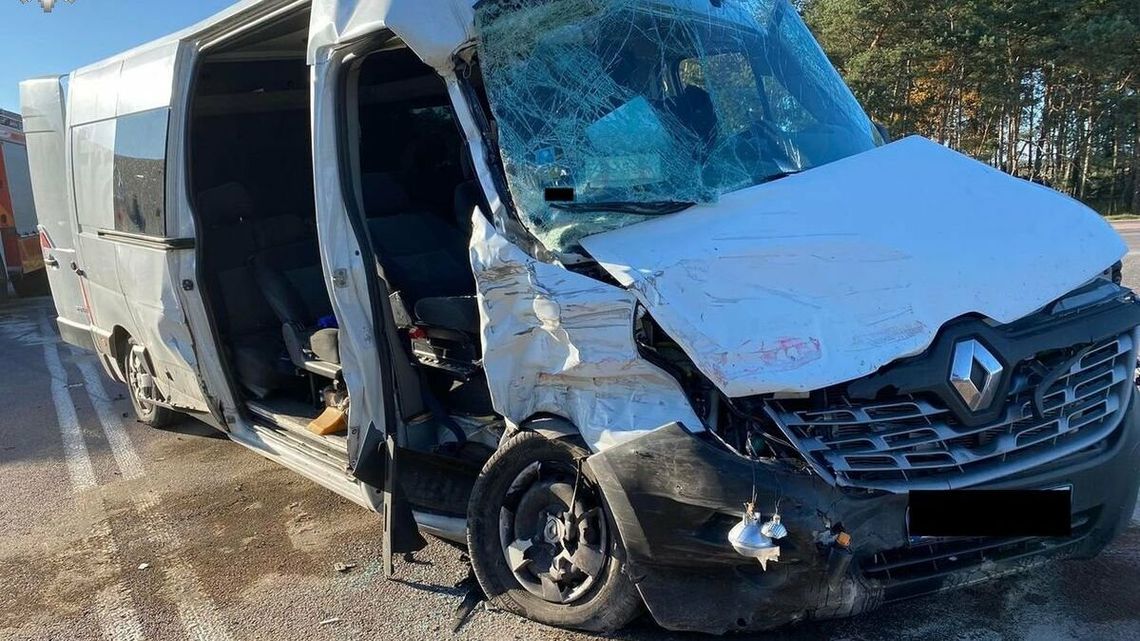 Zderzenie busa z ciężarówką. 20-latek przetransportowany śmigłowcem do szpitala