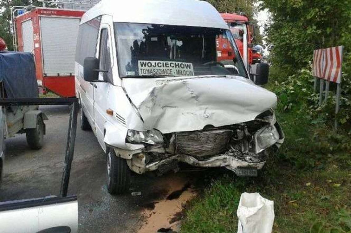 Zderzenie busa z osobówką: Jedna osoba nie żyje