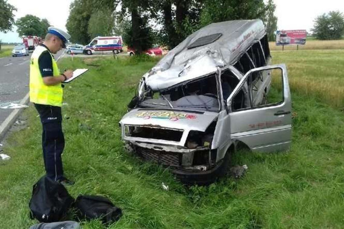 Zderzenie busa z samochodem osobowym. 14 osób w szpitalu. Droga zablokowana Zderzenie busa z samochodem osobowym. 14 osób w szpitalu. Droga zablokowana