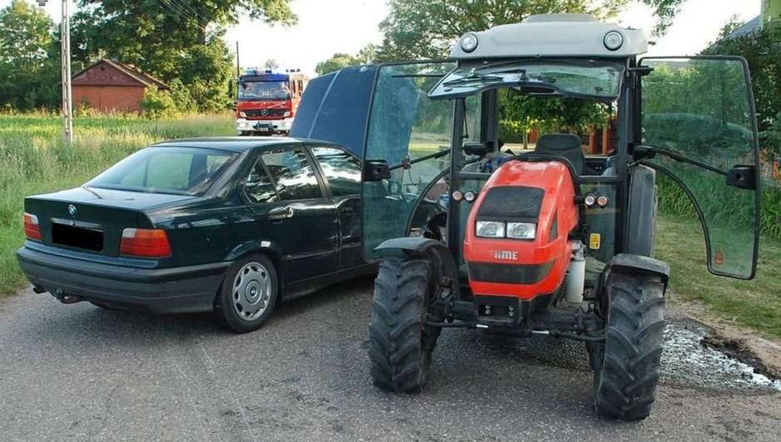Zderzenie ciągnika z BMW. Kierowca nie ustąpił pierwszeństwa