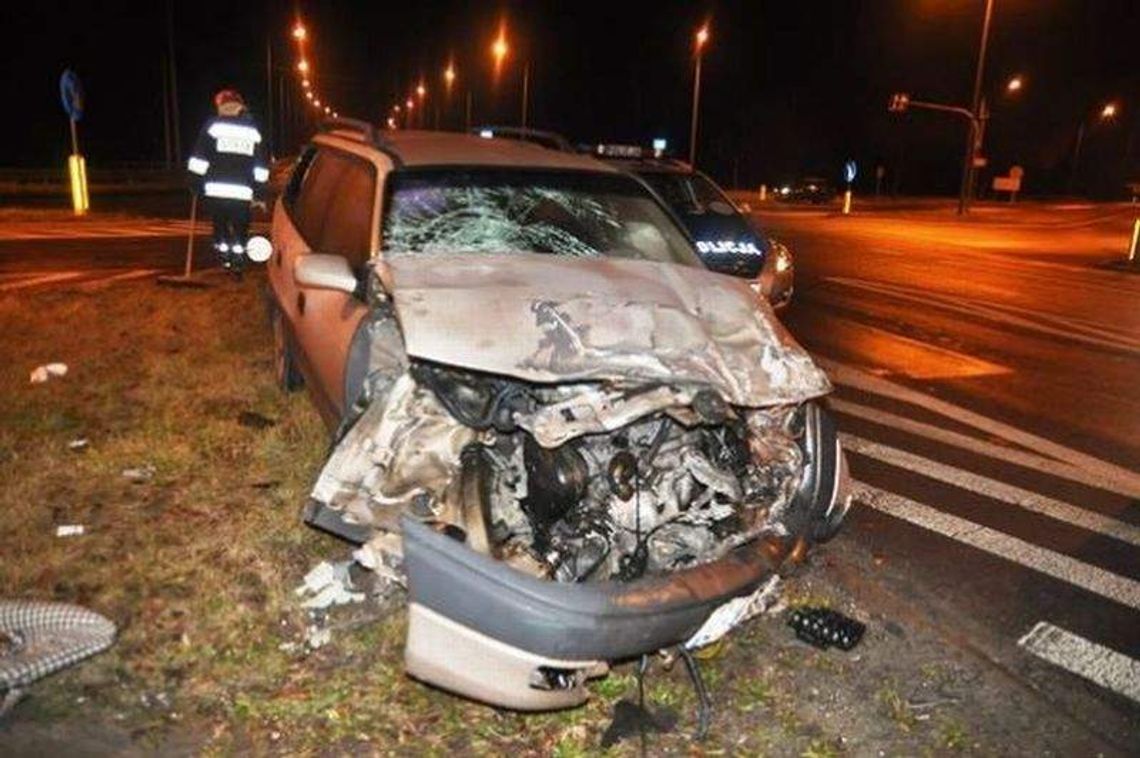 Zderzenie ciężarówki z oplem. Pięć osób rannych (wideo)