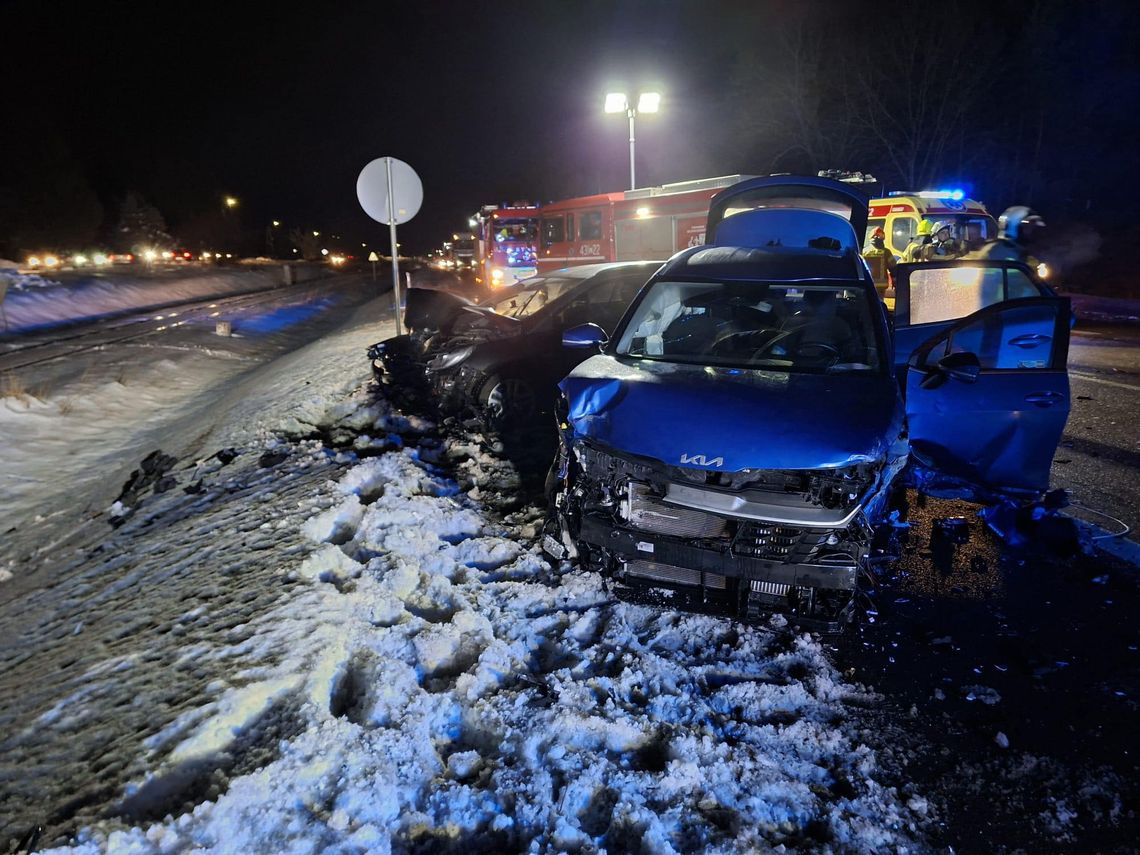 Zderzenie czterech aut na krajowej 17-stce. Występują utrudnienia w ruchu Wypadek drogowy nocą – zderzenie dwóch samochodów na zaśnieżonej drodze