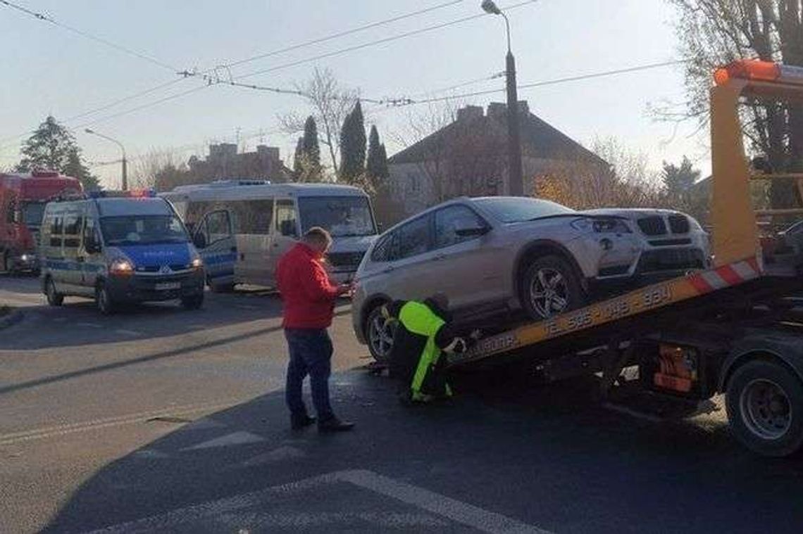 Zderzenie czterech aut na skrzyżowaniu. Dwie osoby w szpitalu 