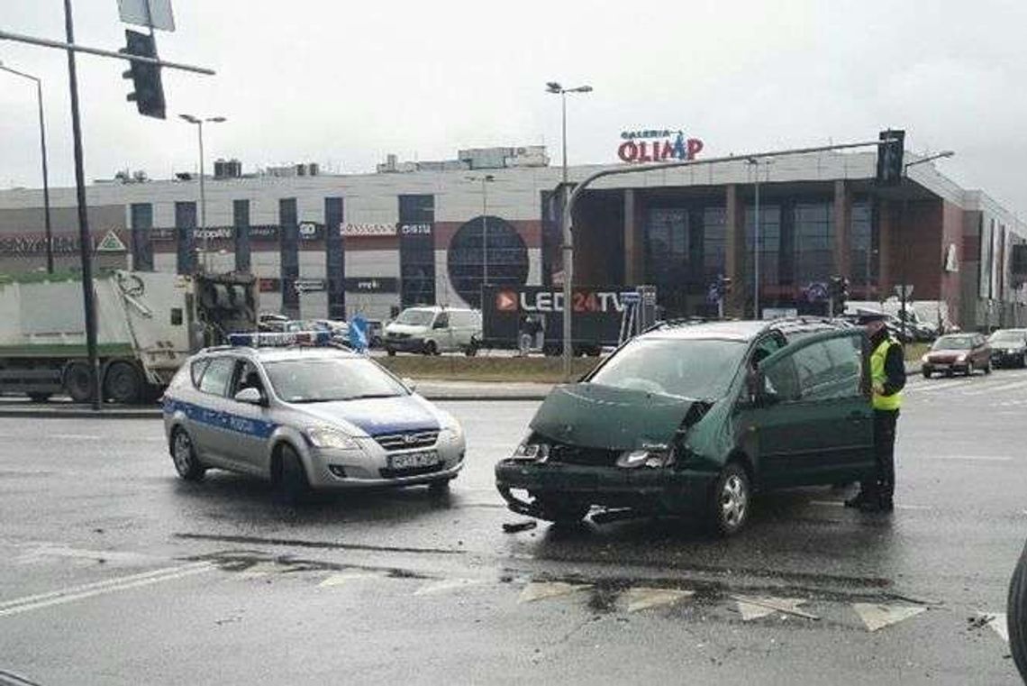 Zderzenie dwóch aut koło Olimpu. Mogą być utrudnienia 