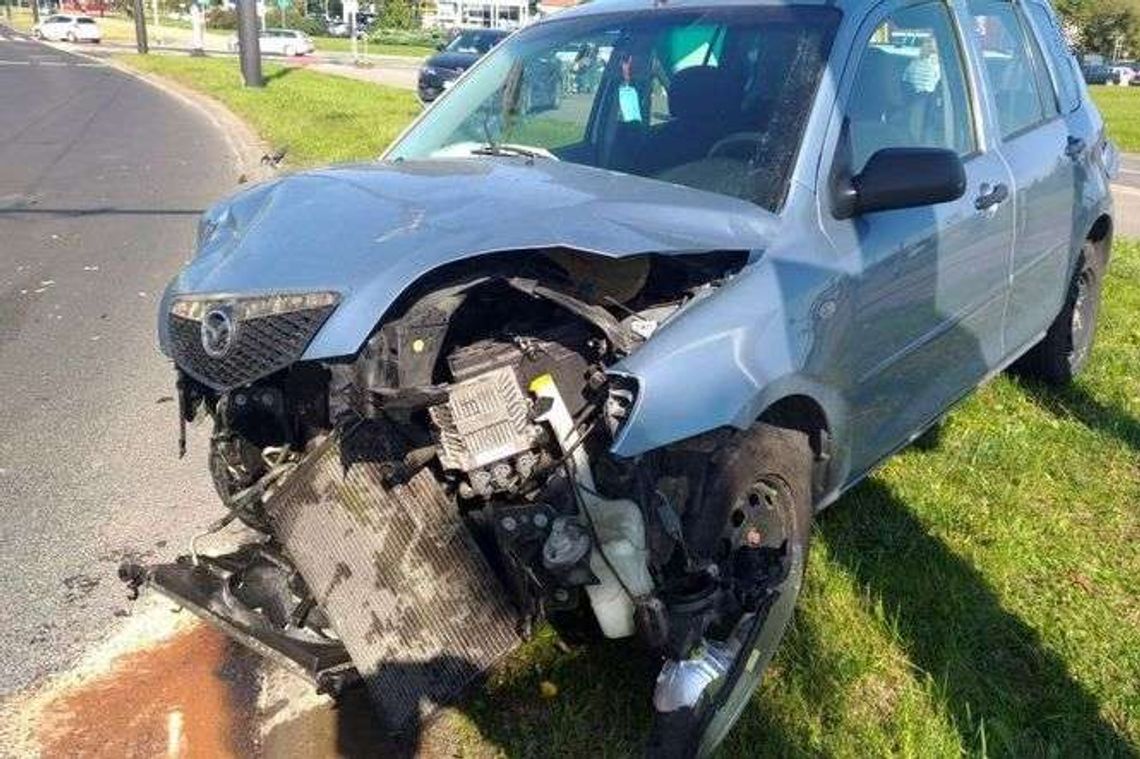 Zderzenie dwóch aut na rondzie koło Zamku. Jedno wjechało na czerwonym?