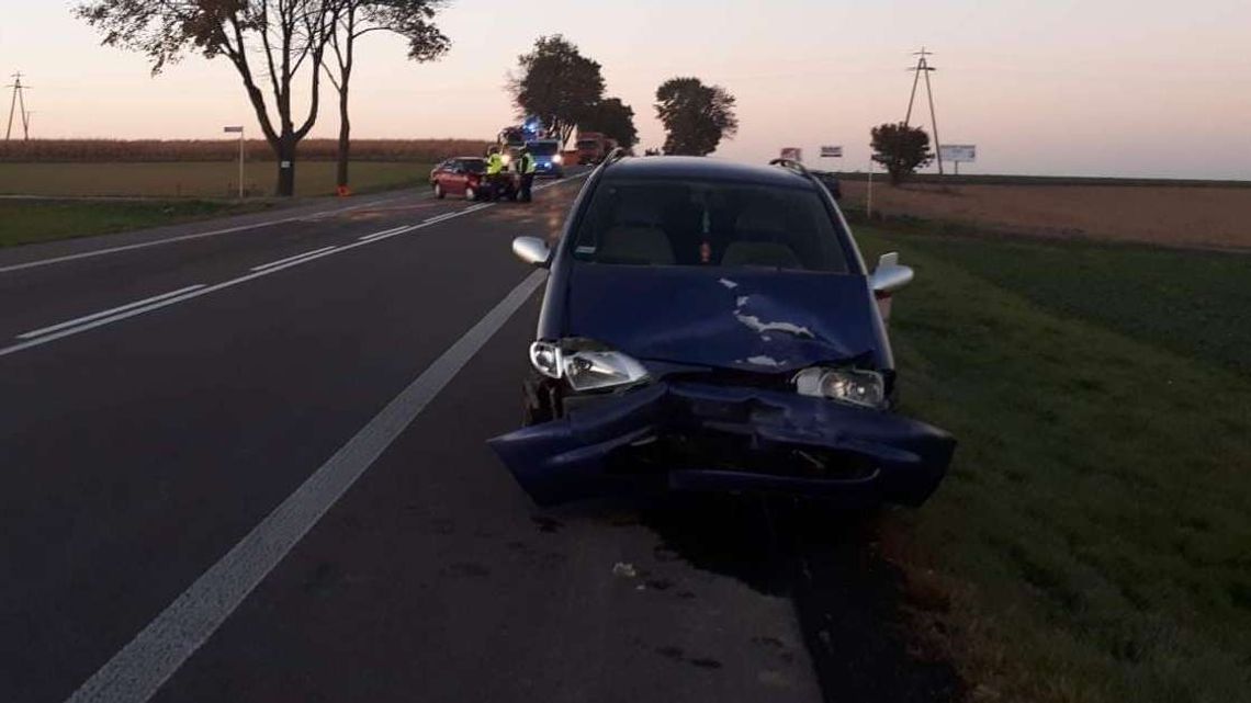 Zderzenie dwóch aut. Trzy osoby w szpitalu