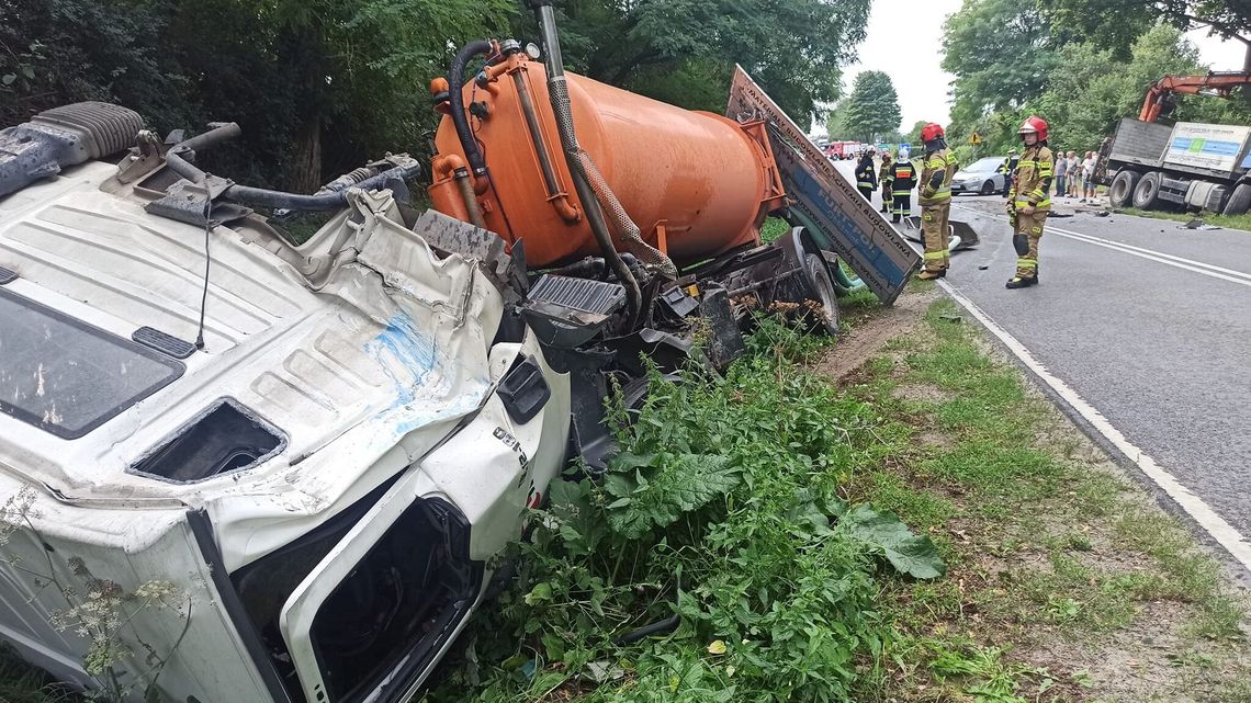 Zderzenie dwóch ciężarówek. Kierowcy trafili do szpitala