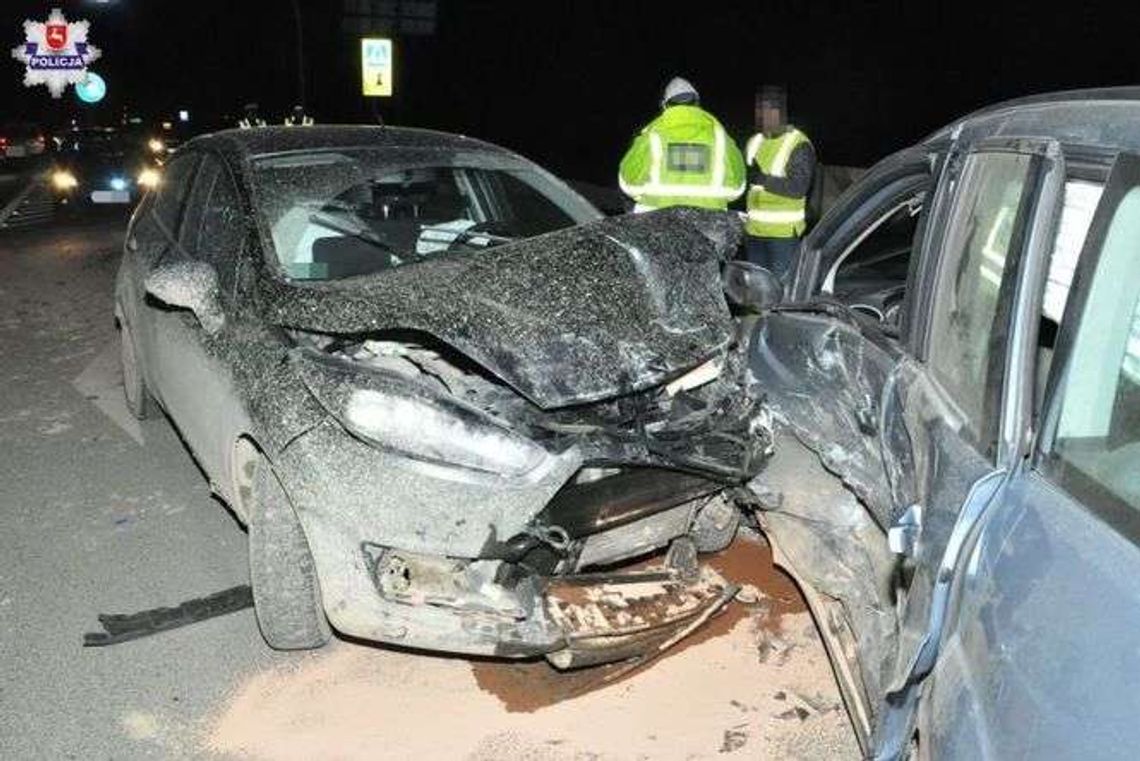 Zderzenie dwóch fordów. Jedna osoba w szpitalu 