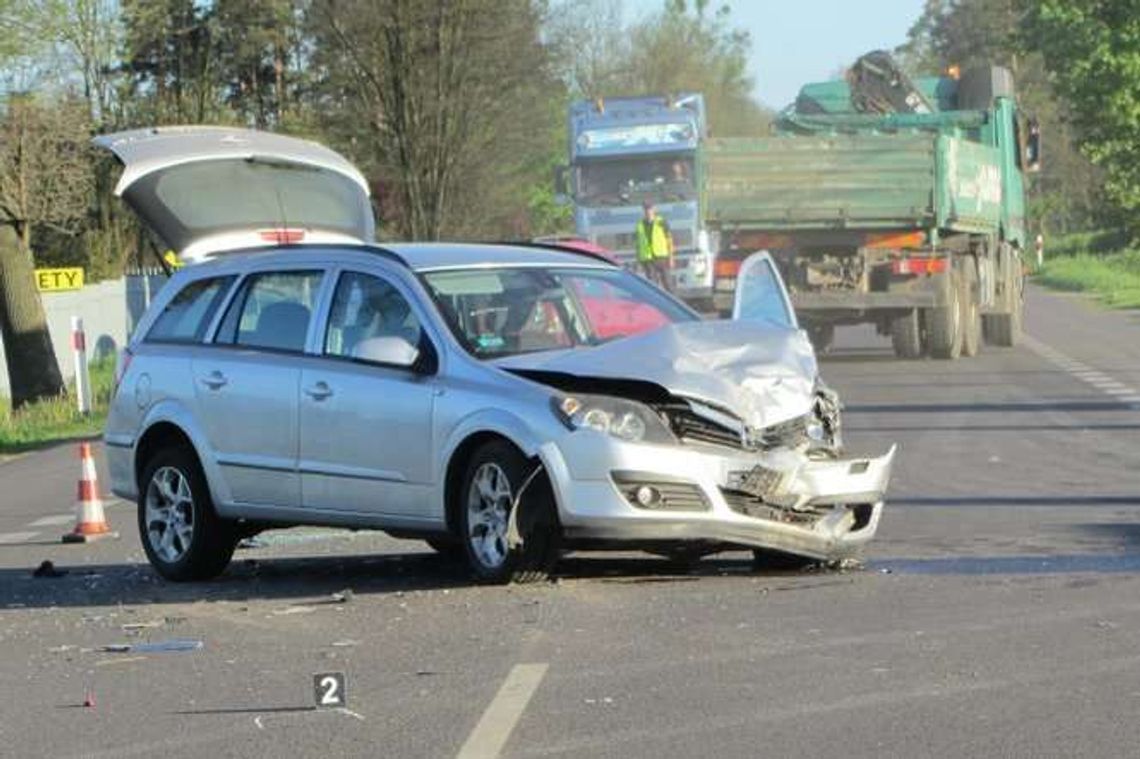Zderzenie dwóch opli na DK 17. Dziecko trafiło do szpitala