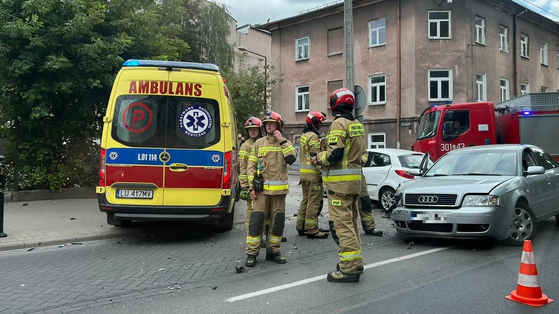 Zderzenie dwóch osobówek, jedno auto wpadło na latarnię. Jest poszkodowany i są utrudnienia [zdjęcia]