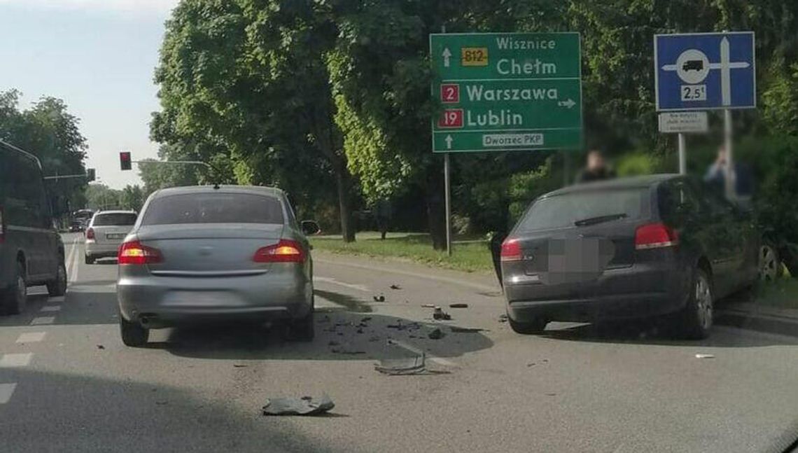 Zderzenie dwóch samochodów. Prezydent jechał na spotkanie w szkole Zderzenie dwóch samochodów. Prezydent jechał na spotkanie w szkole