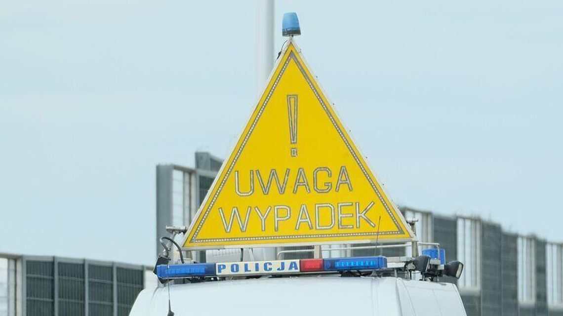 Zderzenie dwóch samochodów w Anielinie. Jedna osoba ranna Zderzenie dwóch samochodów w Anielinie. Jedna osoba ranna