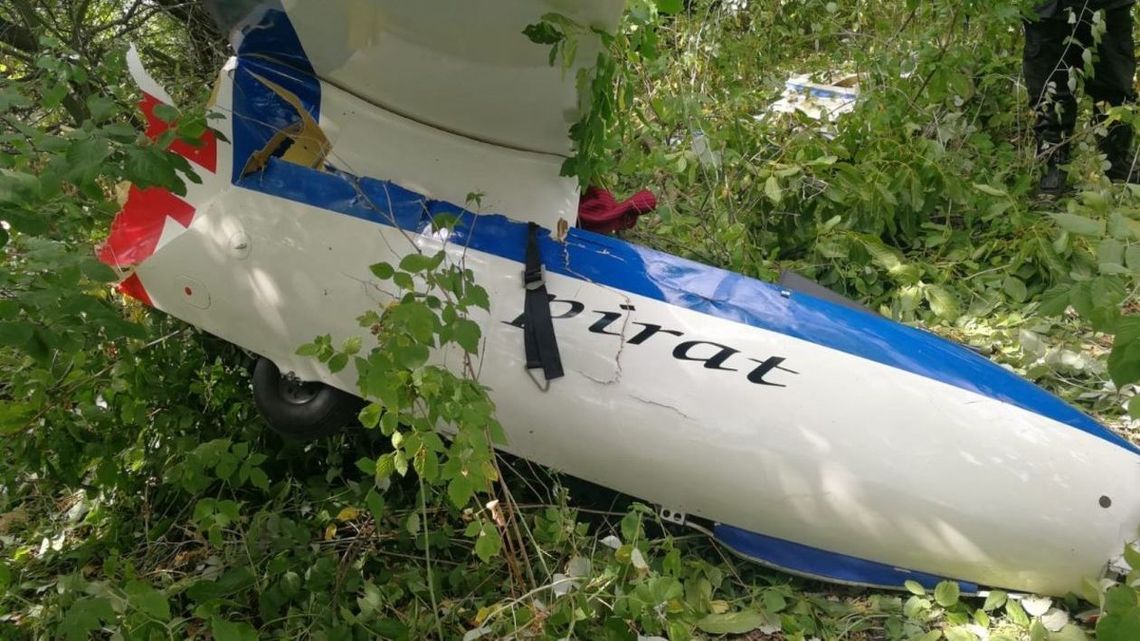 Zderzenie dwóch szybowców w powietrzu. Pilot wyskoczył ze spadochronem [zdjęcia]