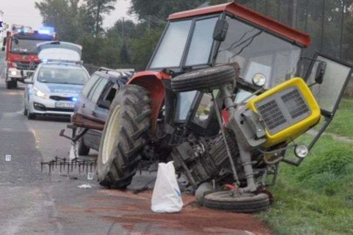 Zderzenie golfa z traktorem. Kierowcy przewiezieni do szpitala