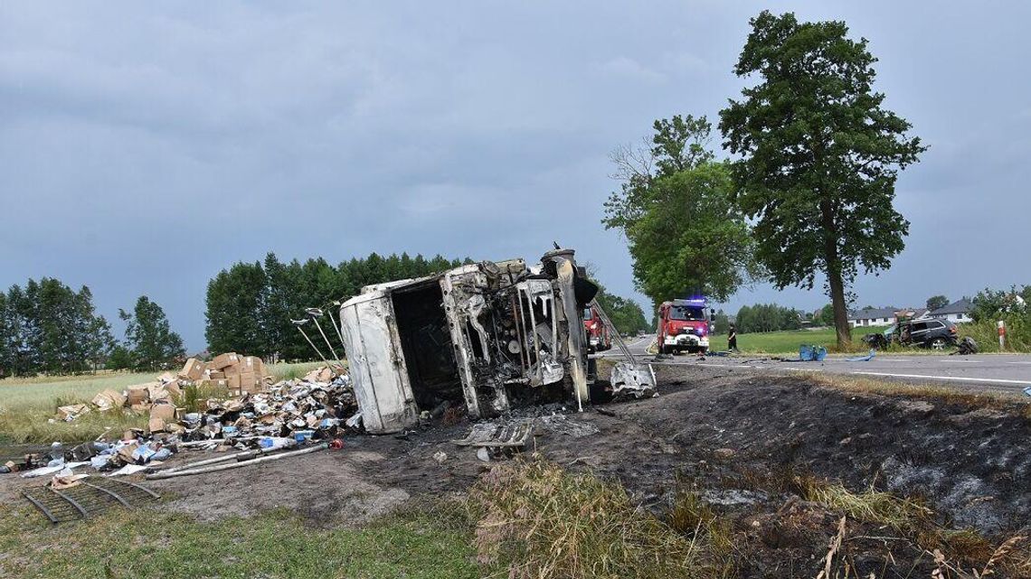 Zderzenie i ciężarówka w ogniu. Kierowcy trafili do szpitala