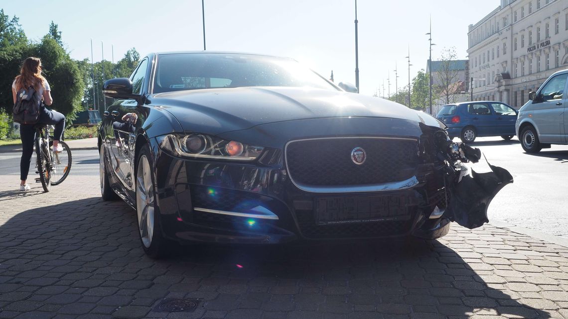 Zderzenie jaguara z toyotą w centrum Lublina. Są utrudnienia [zdjęcia]
