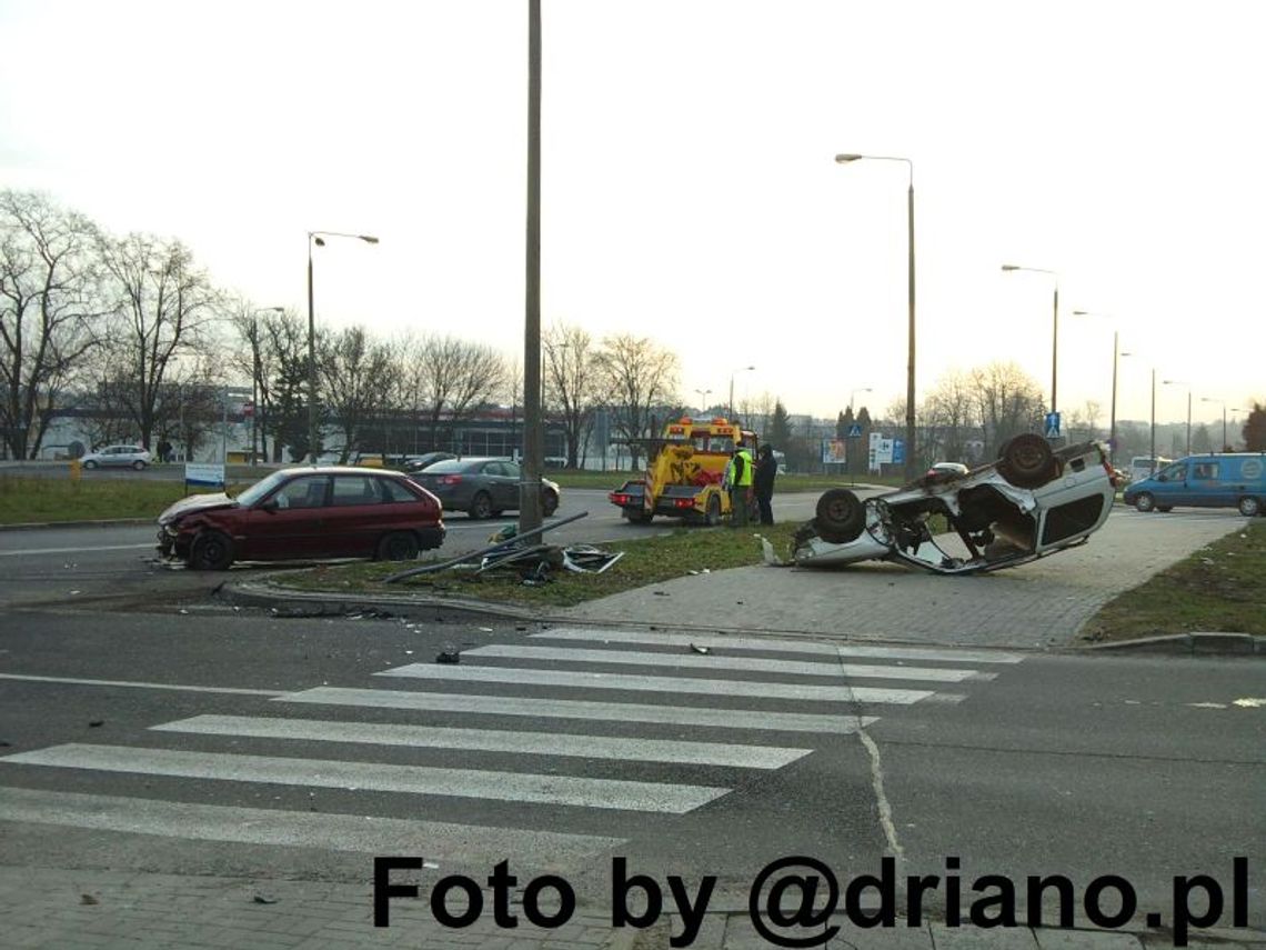 Zderzenie opla i forda. Ford dachował