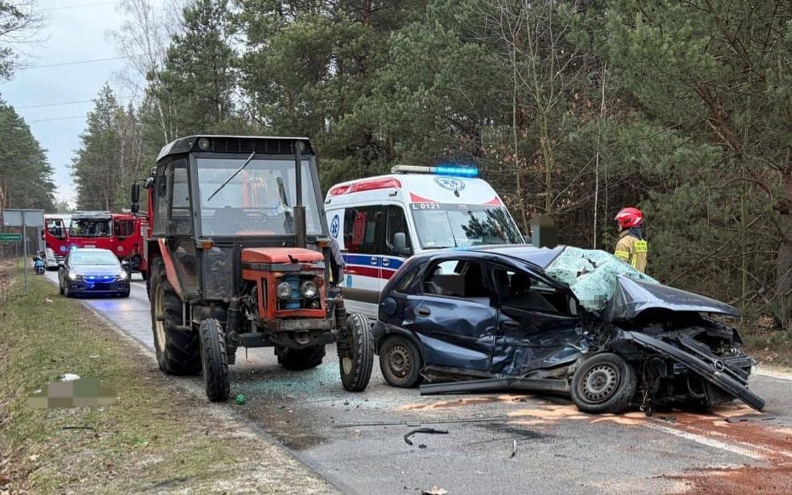 Wczoraj po godzinie 14 w miejscowości Dąbrowa Wronowska (powiat opolski) doszło do wypadku drogowego z udziałem samochodu osobowego i ciągnika rolniczego.