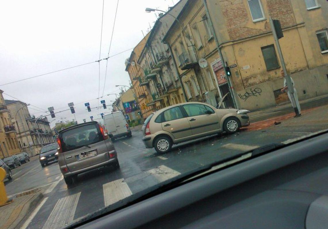 Zderzenie samochodów na ul. Kunickiego. Duże korki Zderzenie samochodów na ul. Kunickiego. Duże korki
