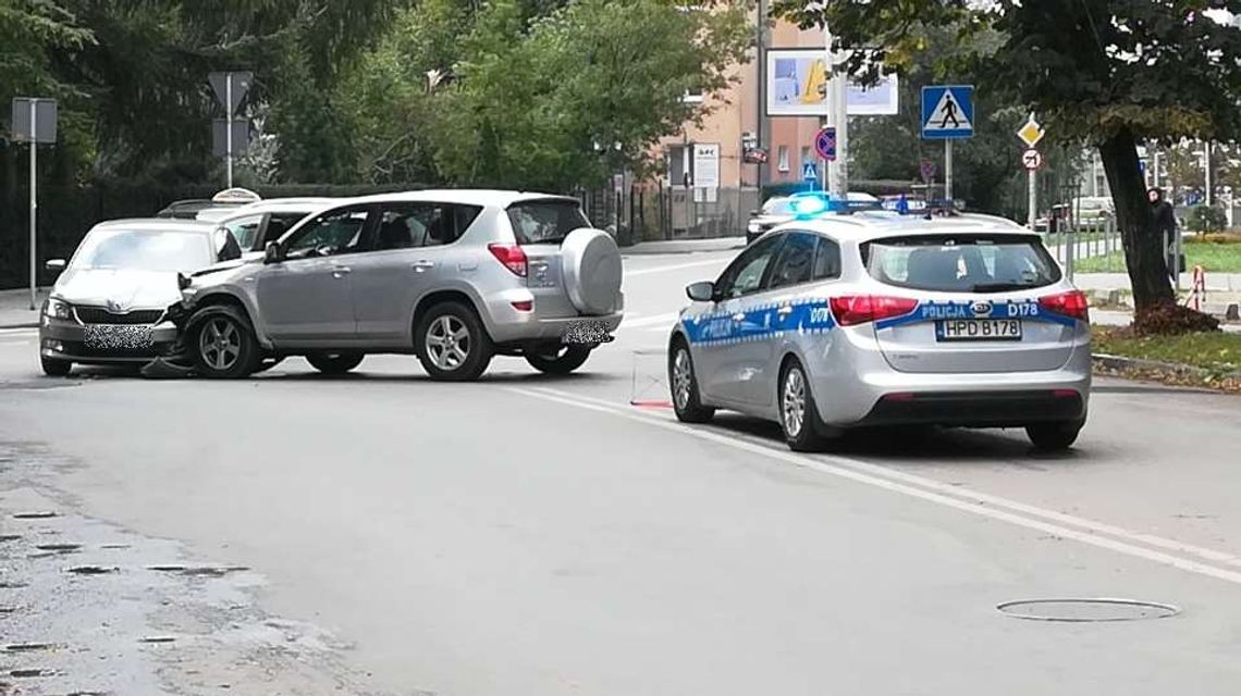 Zderzenie toyoty i skody na skrzyżowaniu ul. Skłodowskiej i Akademickiej w Lublinie