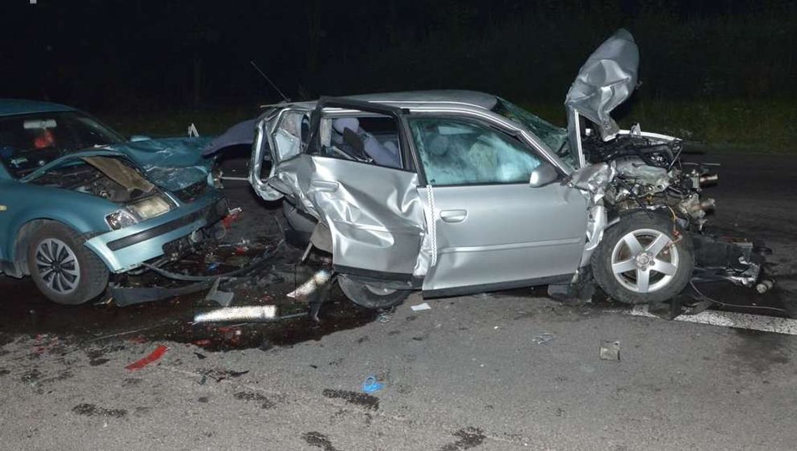 Zderzenie trzech aut. 45-latek zginął na miejscu, trzy osoby w szpitalu