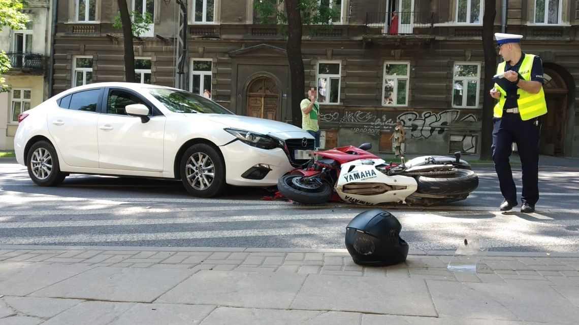 Zderzenie trzech aut i motocykla w centrum Lublina. Droga zablokowana [zdjęcia]