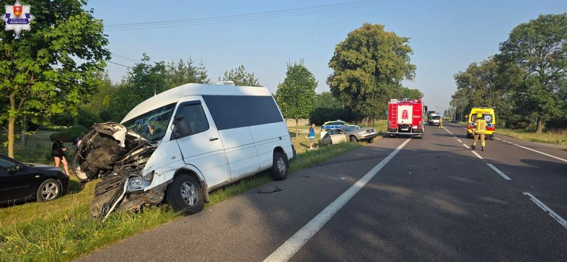 Zderzenie trzech aut na krajowej „17”. Kierowca Mercedesa dostał 1500 zł mandatu Zderzenie trzech aut na krajowej „17”. Kierowca Mercedesa dostał 1500 zł mandatu