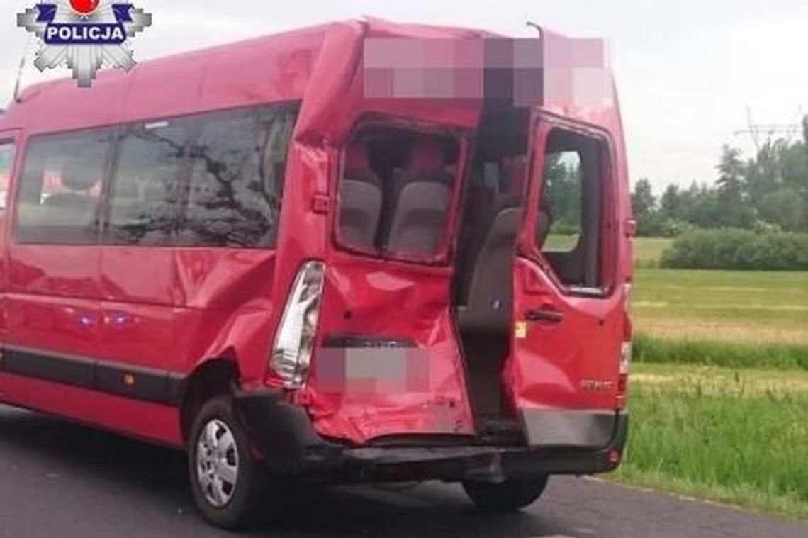 Zderzenie trzech aut. Wśród rannych kobieta w ciąży i dziecko. DK17 zablokowana