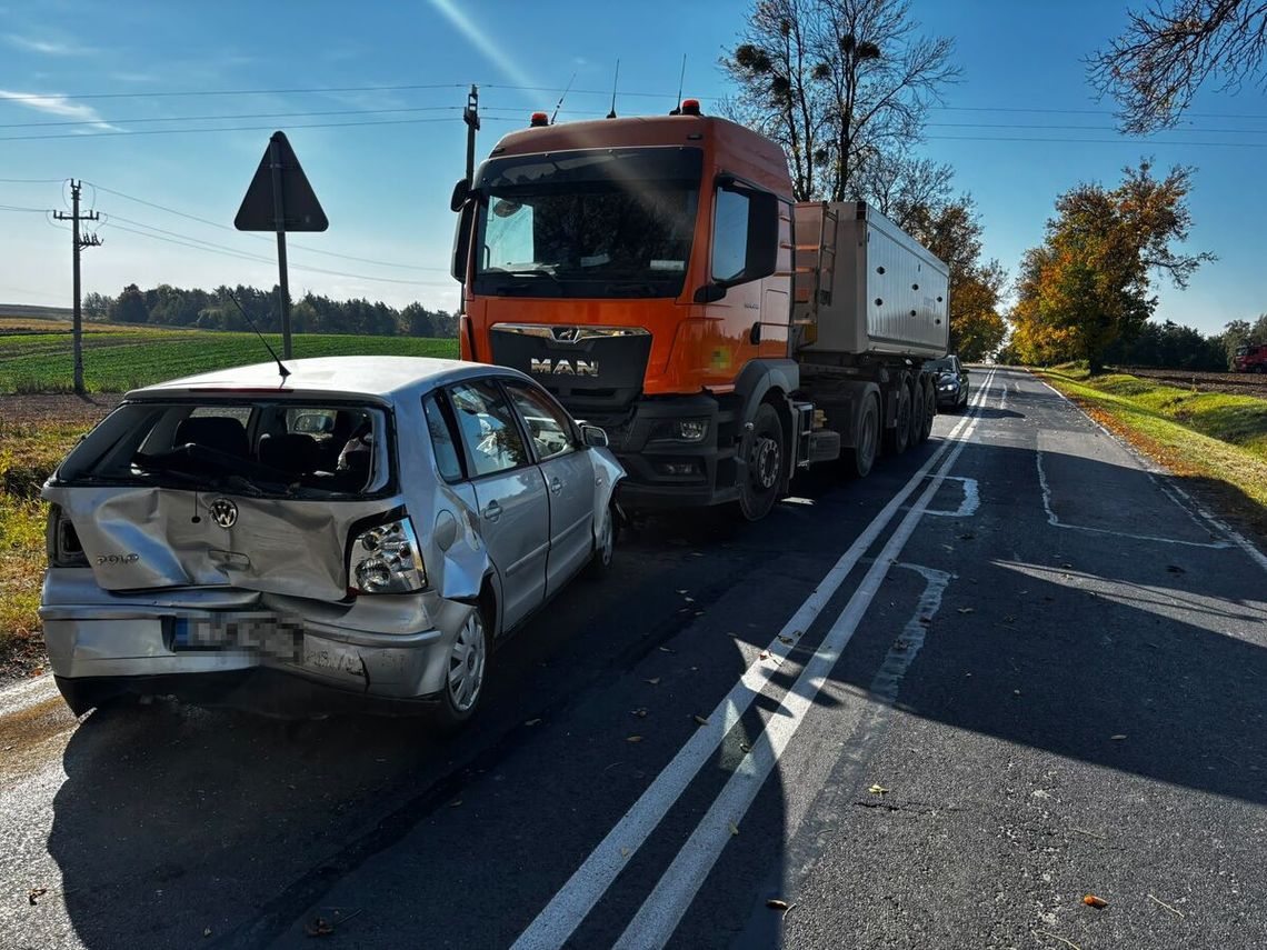 Zderzenie trzech pojazdów na DW 850. 68-latek trafił do szpitala Zderzenie trzech pojazdów na DW 850. 68-latek trafił do szpitala