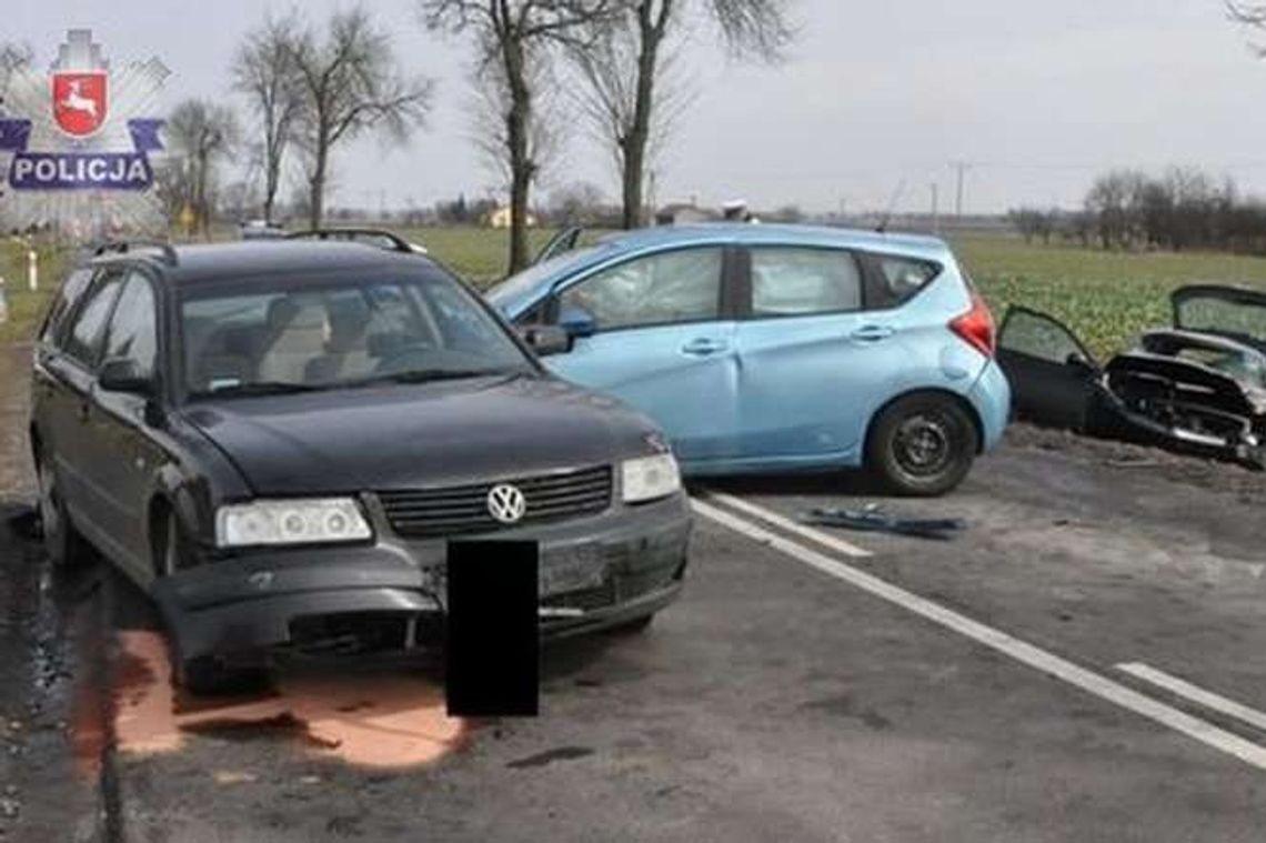 Zderzenie trzech samochodów. Kierowcy i pasażerka w szpitalu