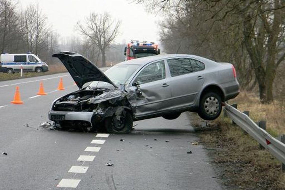 Zderzenie trzech samochodów na K19. Dwie osoby w szpitalu