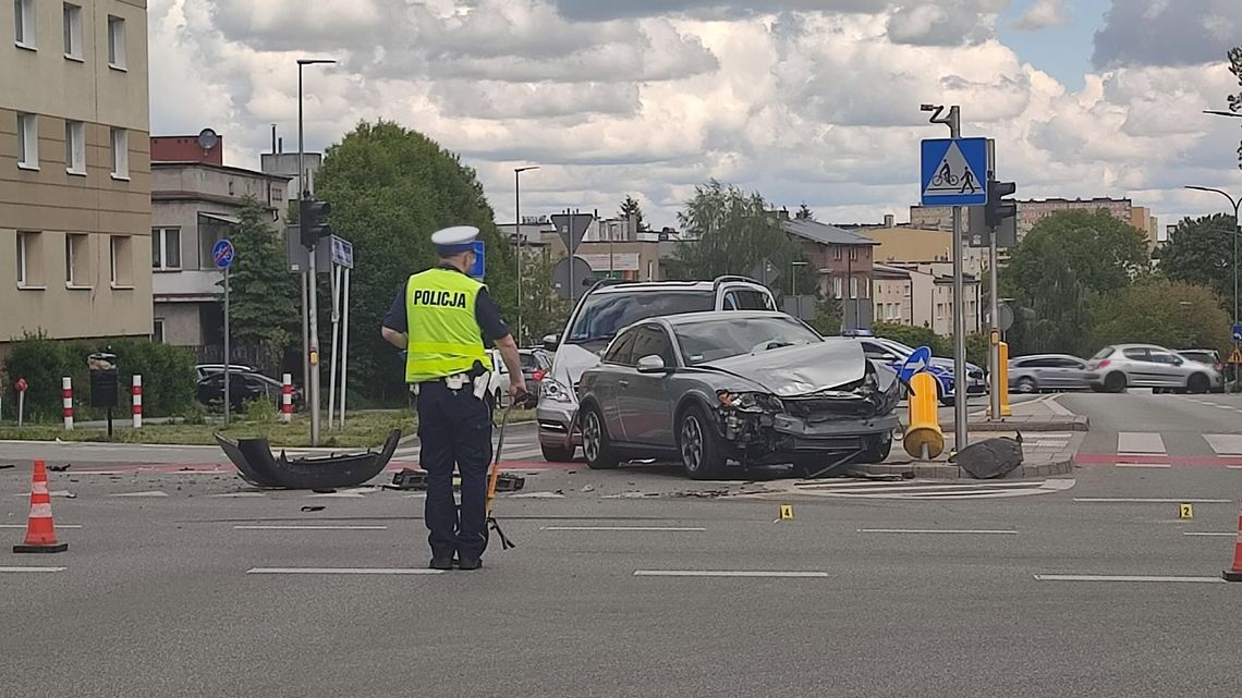 Zderzenie trzech samochodów w centrum Lublina. Jeden wjechał na czerwonym