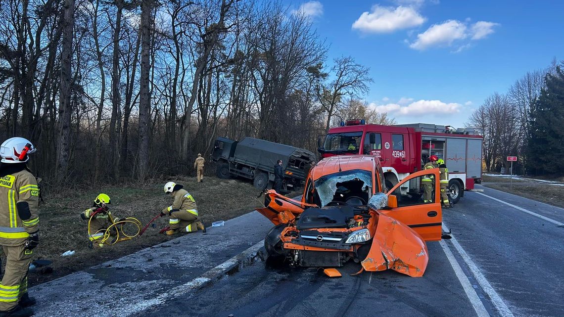 Zderzenie wojskowej ciężarówki i osobówki.  DK17 zablokowana