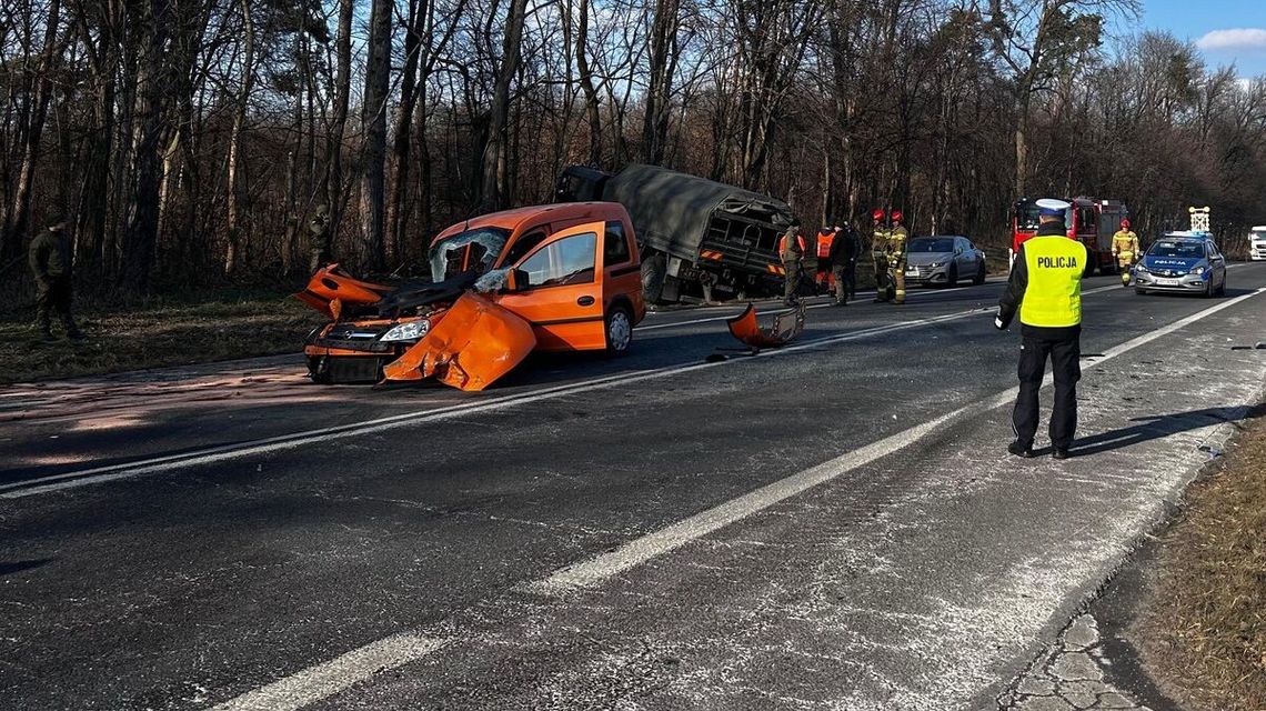 Zderzenie wojskowej ciężarówki i osobówki. Sprawcą nietrzeźwy kierowca