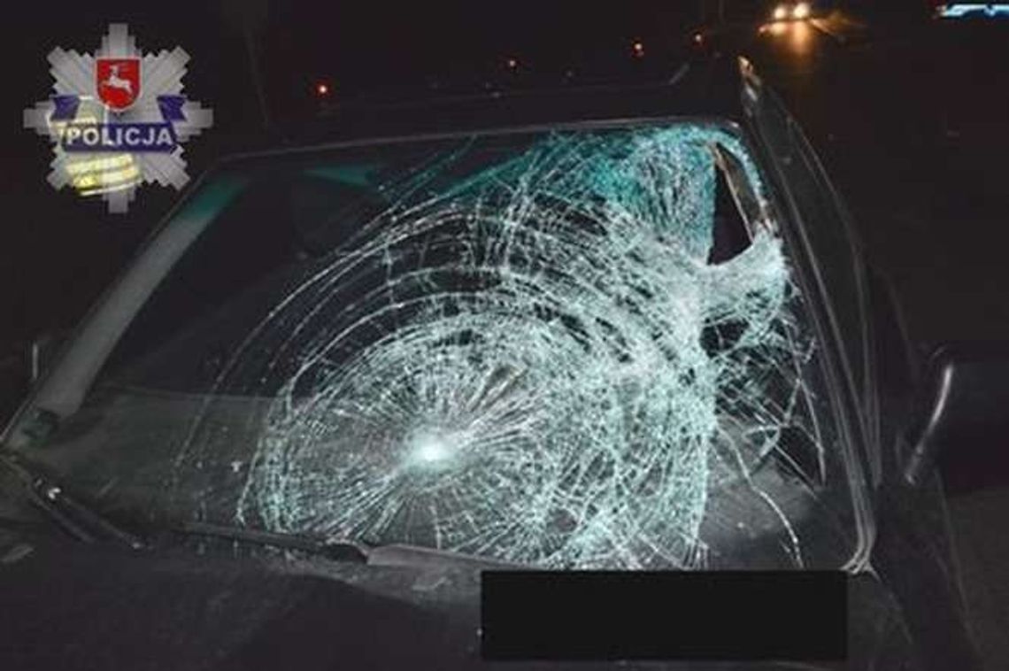 Zderzył się z samochodem i wpadł do środka przez szybę