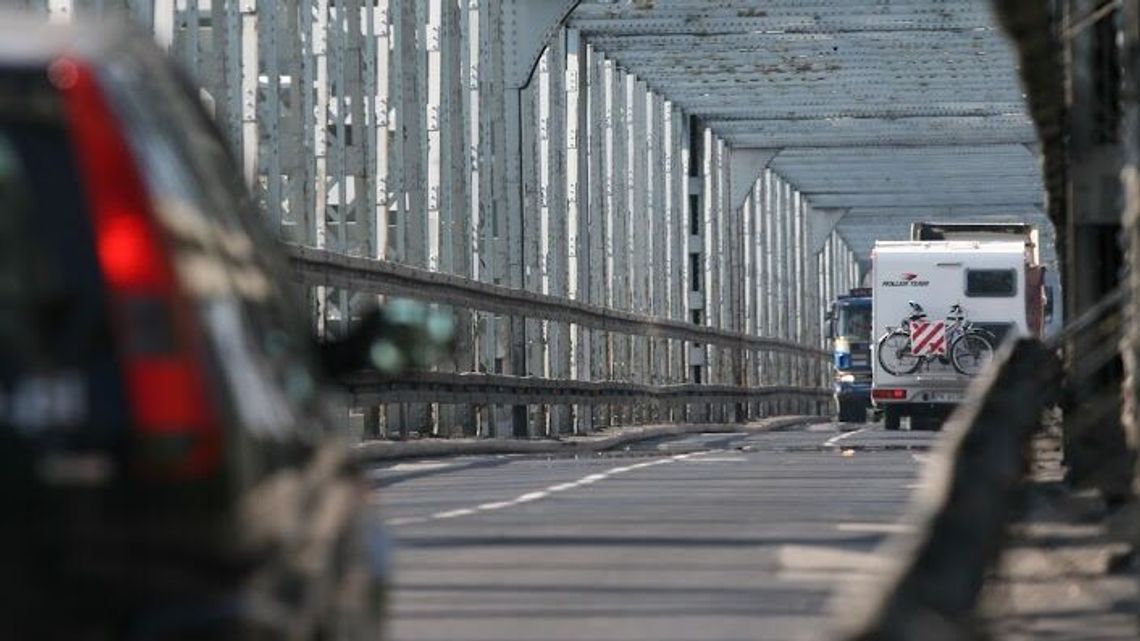 Zderzyli się lusterkami na starym moście w Puławach Zderzyli się lusterkami na starym moście w Puławach