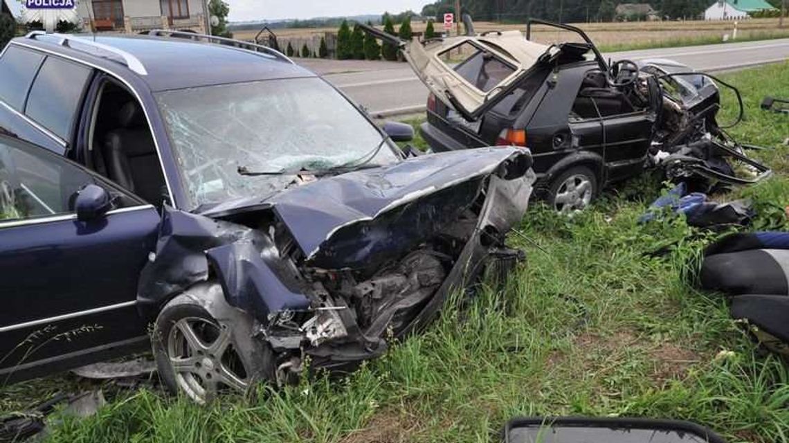 Zderzyły się czołowo i wypadły z drogi. Wśród poszkodowanych 5-letnie dziecko [zdjęcia]