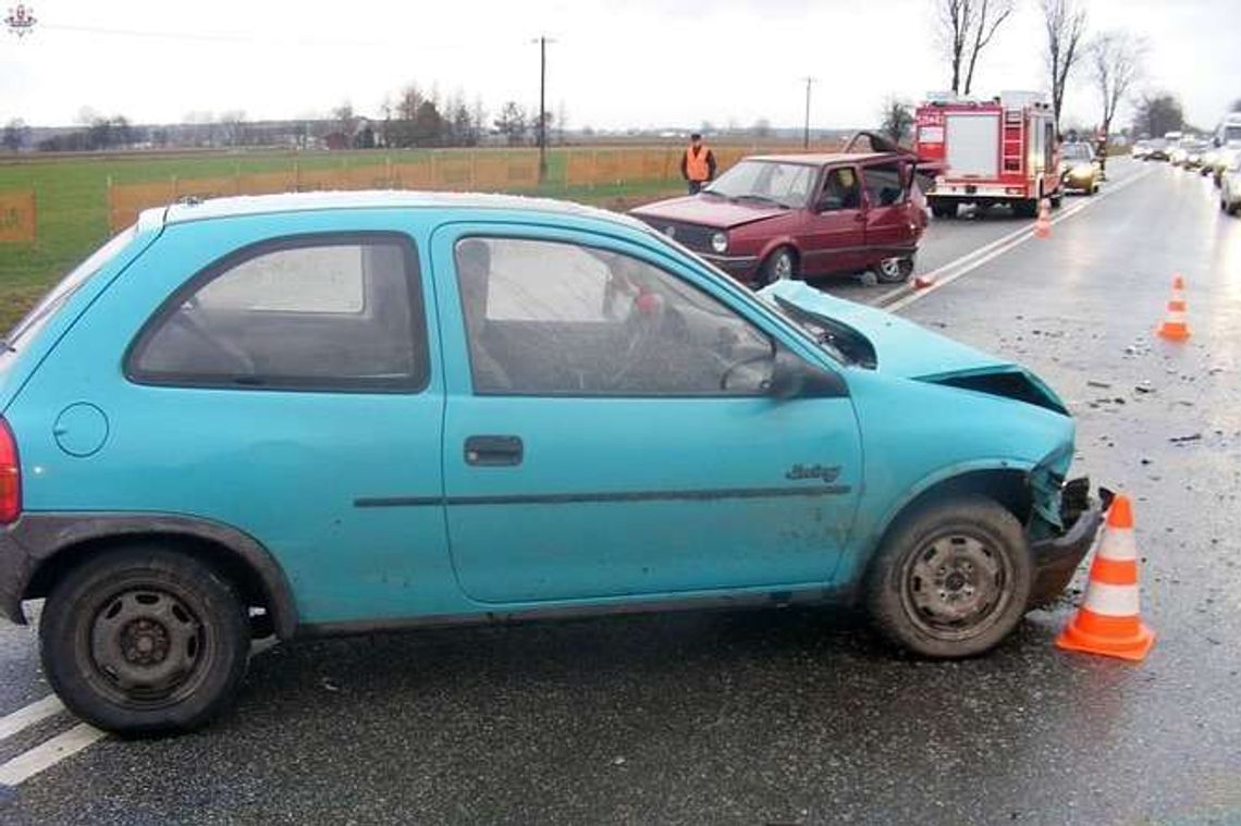 Zderzyły się dwa samochody. Jeden z kierowców bez prawa jazdy