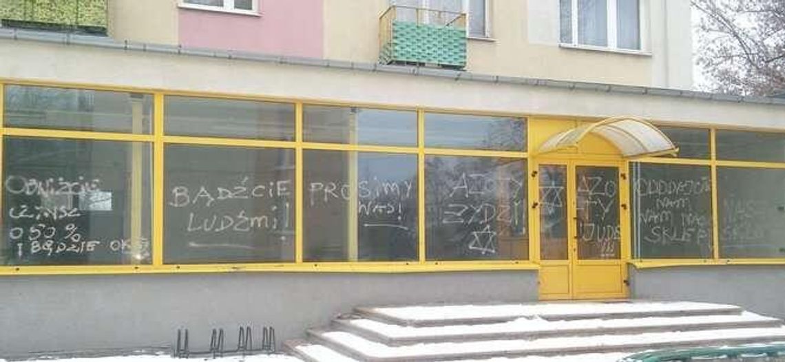 Zdesperowany klient pomazał witrynę sklepu. "Oddajcie nam nasz sklep"