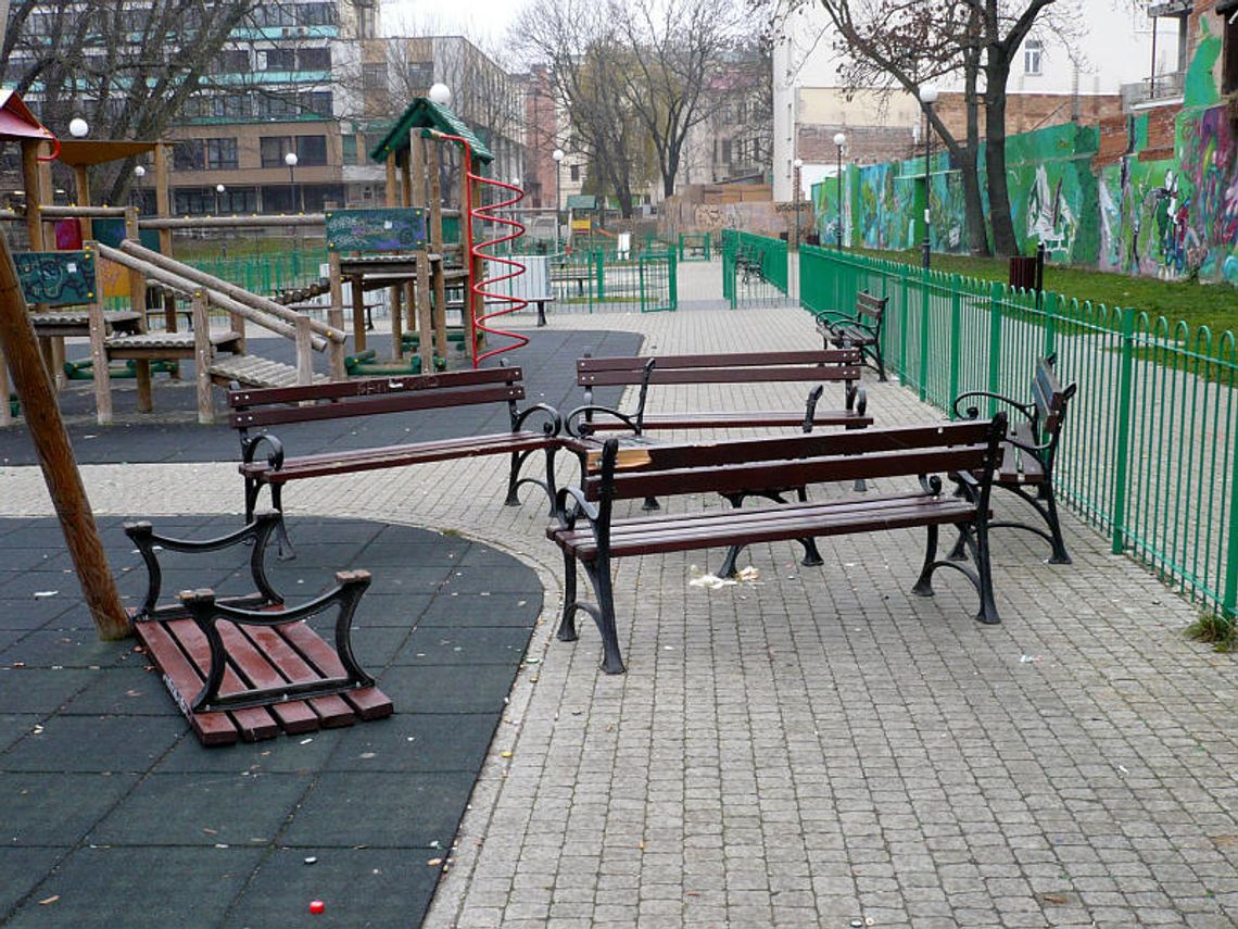 Zdewastowany plac im. Lecha Kaczyńskiego i Dzieci z Pahiatua Zdewastowany plac im. Lecha Kaczyńskiego i Dzieci z Pahiatua