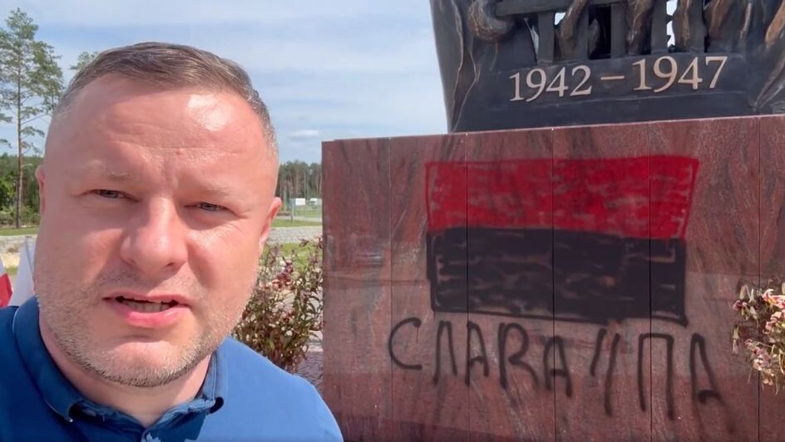 Zdewastowany pomnik ofiar ludobójstwa na Wołyniu. Czerwono-czarna flaga i napis