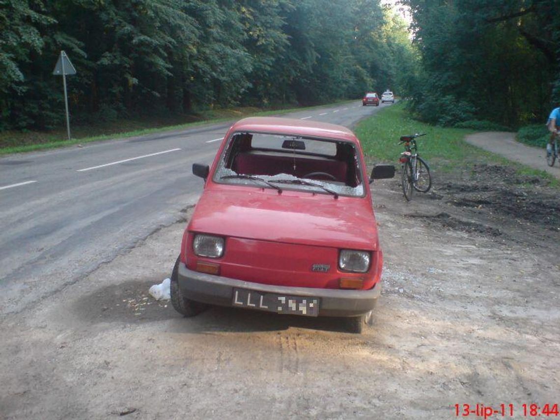 Zdezelowany fiat straszy nad Zalewem Zemborzyckim