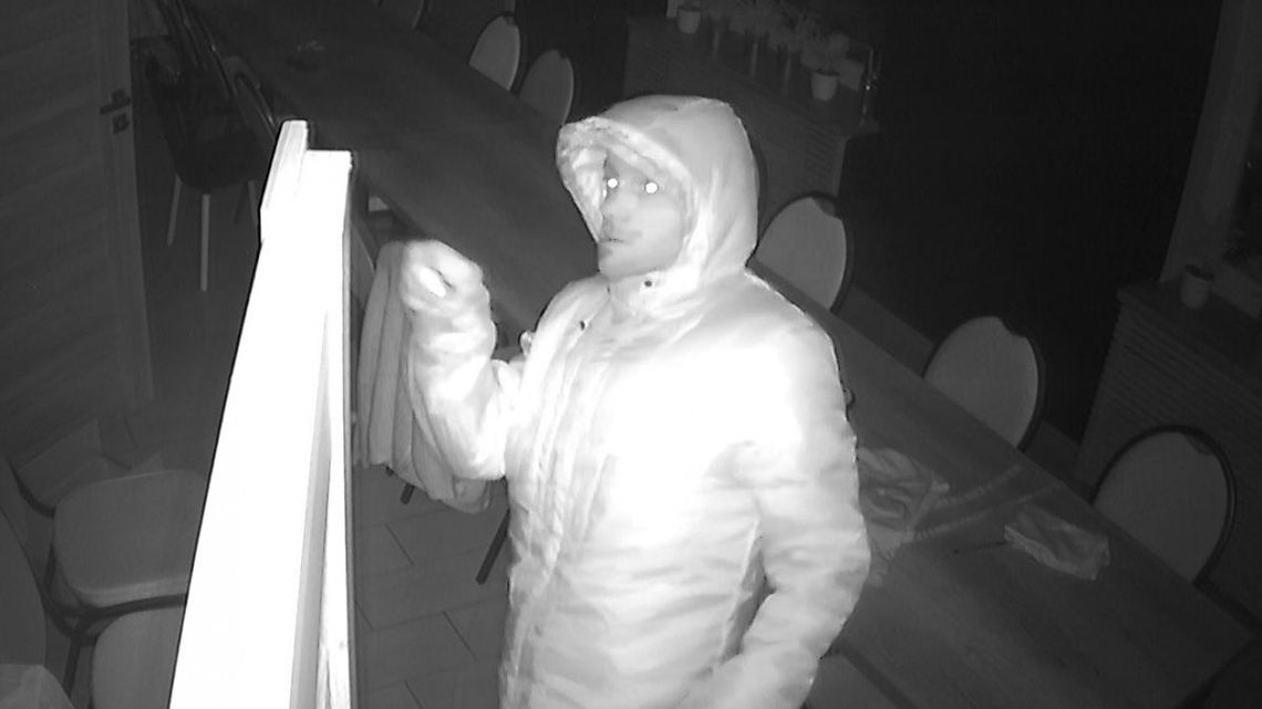 Zdjął skarpetę ze stopy i założył na rękę. Złodzieja nagrała w restauracji kamera [wideo]