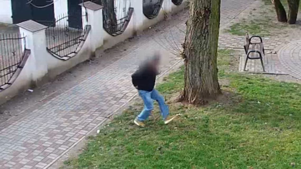 Zdjął spodnie, pokazał tyłek do kamery monitoringu [wideo]