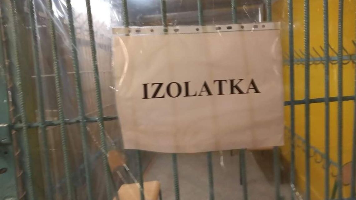 Zdjęcie szkolnej izolatki w Lublinie bulwersuje. Rzecznik Praw Obywatelskich też ma wątpliwości