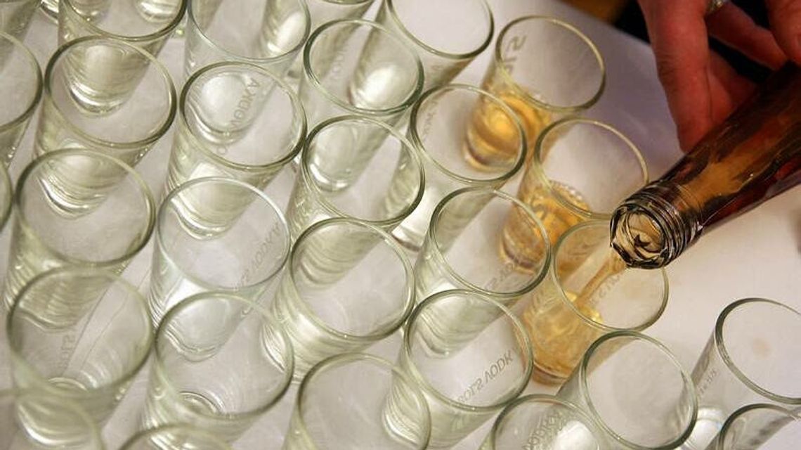 Zdobywali zaufanie, przejmowali mieszkania i poili zatrutym alkoholem